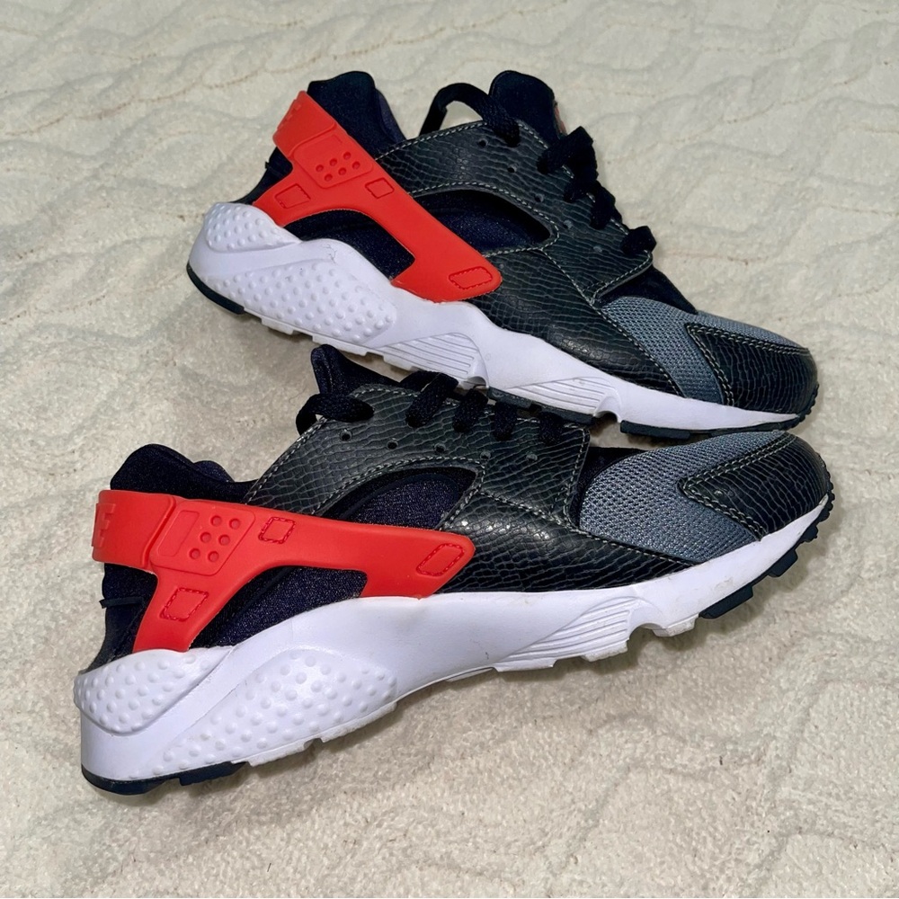 NIKE HUARACHES - 7Y
